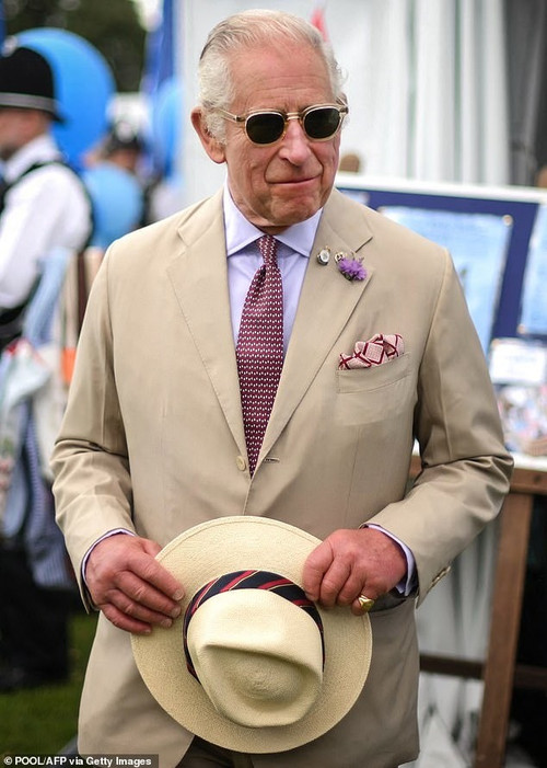 Vua Charles ưa chuộng những bộ vest cổ điển-2240-1