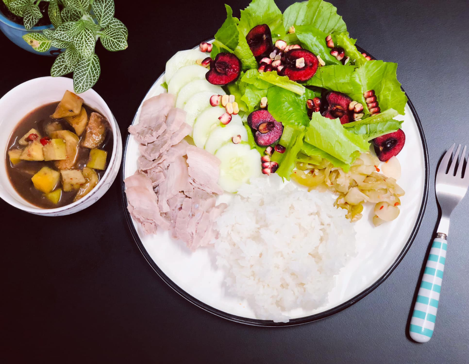 Đĩa cơm được chia theo quy tắc 1-1-2.-2919-1