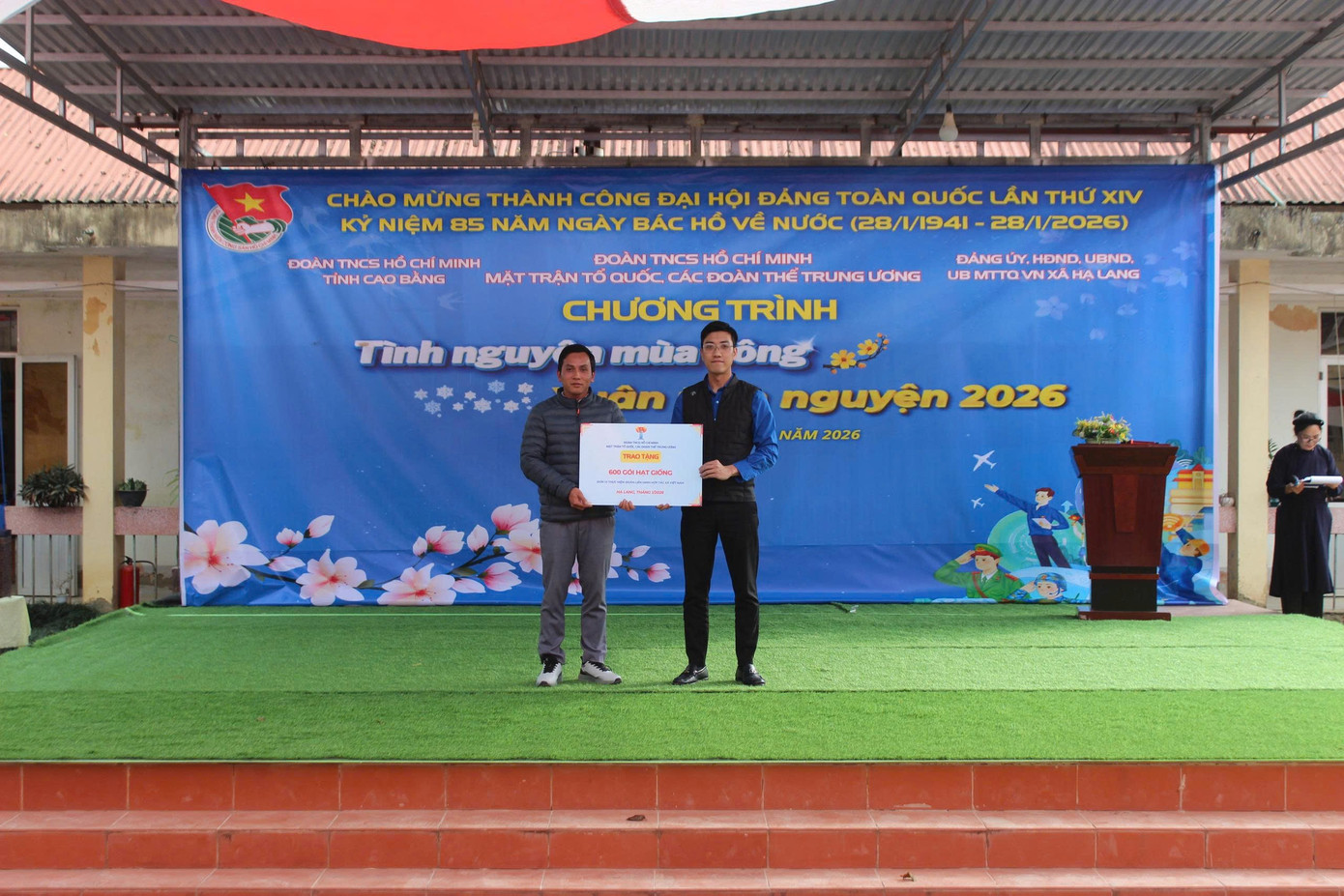 Trao học bổng cho học sinh nghèo vượt khó, học sinh nội trú có thành tích tốt trong học tập...-2666-1