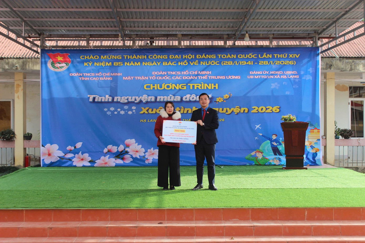 Trao học bổng cho học sinh nghèo vượt khó, học sinh nội trú có thành tích tốt trong học tập...-2666-3