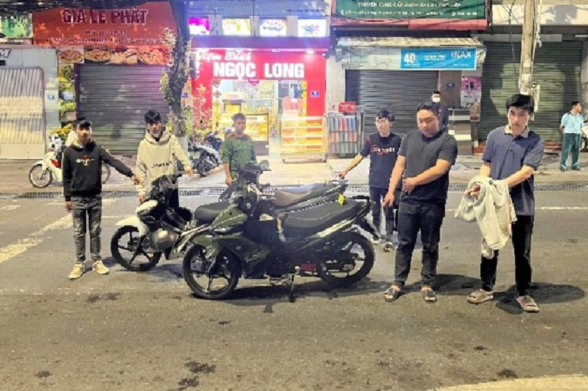 3 thanh niên chặn xe người đi đường