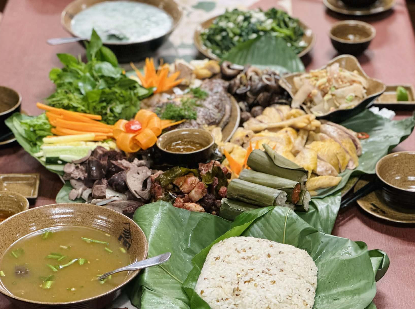 Ăn quá nhiều trước khi ngủ có thể dẫn tới trào ngược dạ dày.