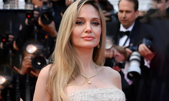 Angelina Jolie kiện Brad Pitt