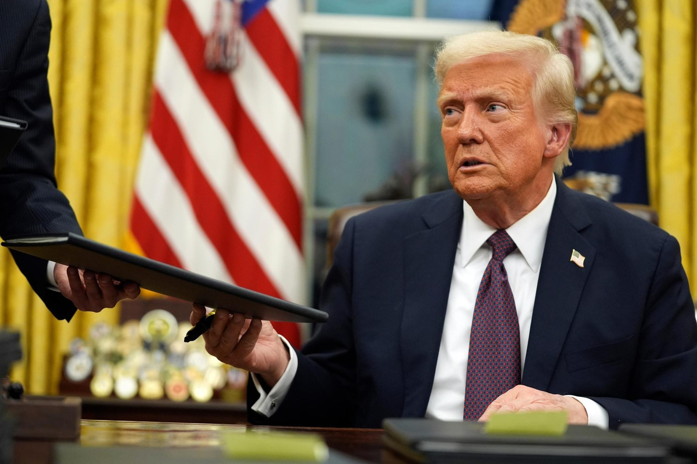 Ariana Grande bất ngờ chỉ trích những người ủng hộ ông Trump