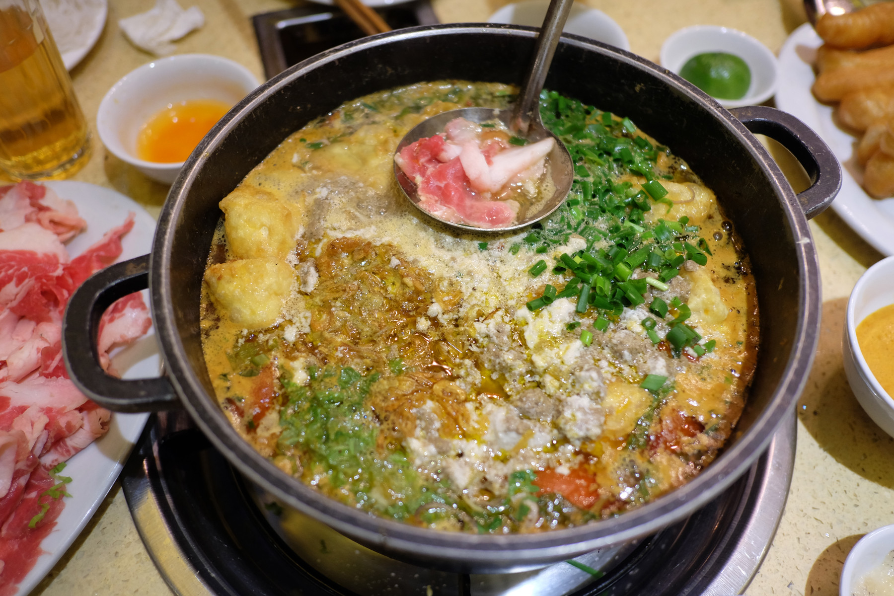 Bạn không nên tái chế nước lẩu cho các bữa sau.