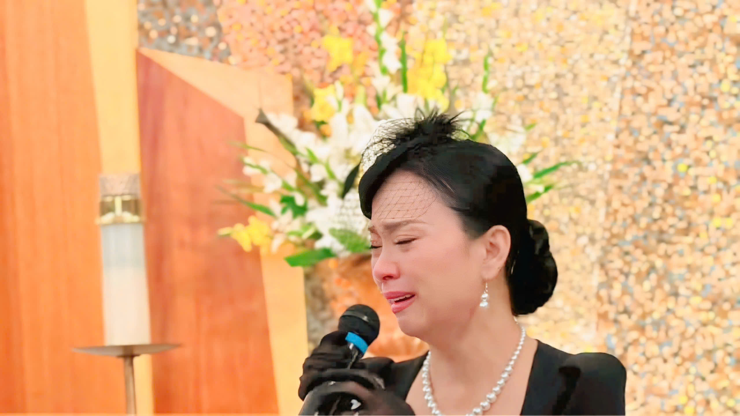 Ca sĩ Hà Phương nghẹn ngào nói lời tiễn biệt bầu show Thúy Uyển