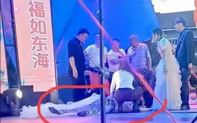 Ca sĩ Phi Phi đang biểu diễn đột ngột qua đời