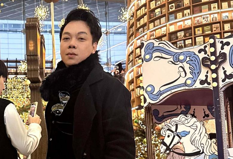 Ca sĩ Vỹ Khang đón Giáng Sinh lãng mạn trong giá rét