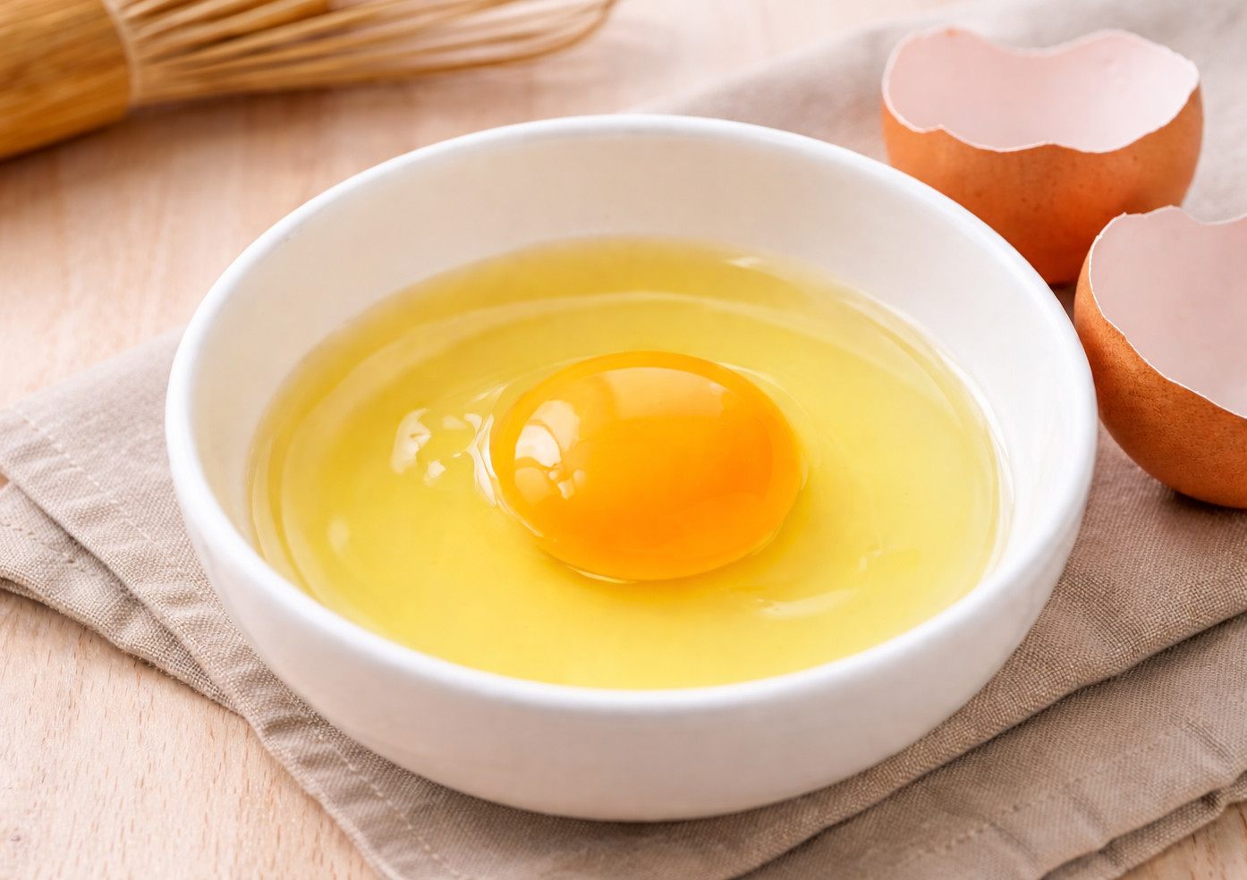 Các chuyên gia khuyên bạn không nên ăn trứng sống