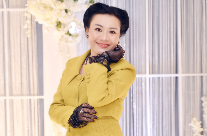 CEO Lê Phạm diện model xưa gây ấn tượng trên thảm đỏ