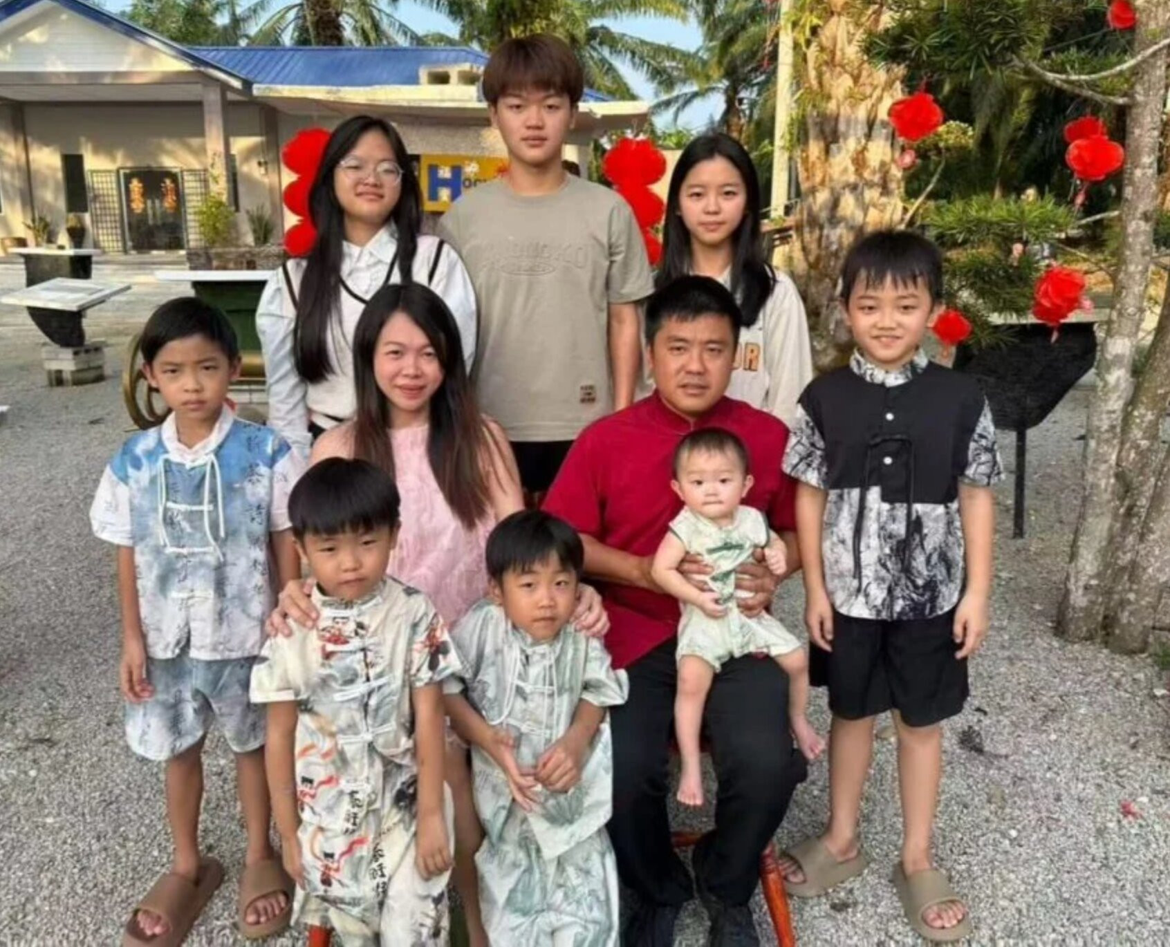 Chồng 42, vợ 37 tuổi có 9 người con