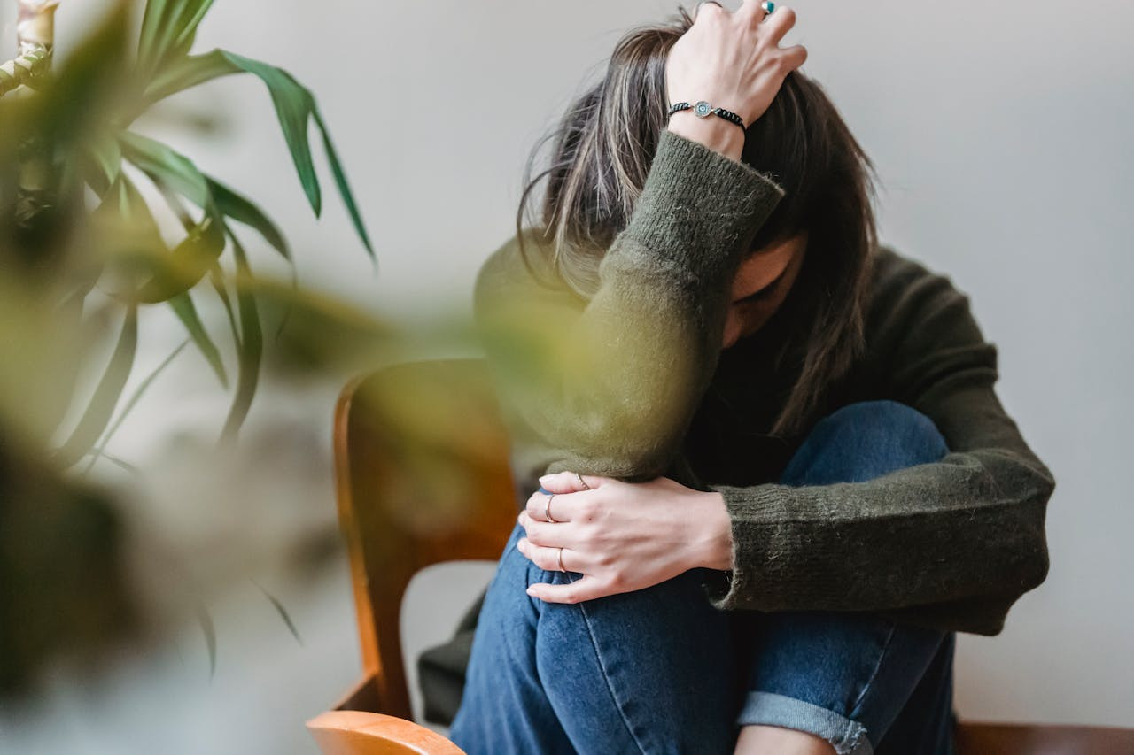Chồng muốn lấy tiền làm để trả nợ cho em