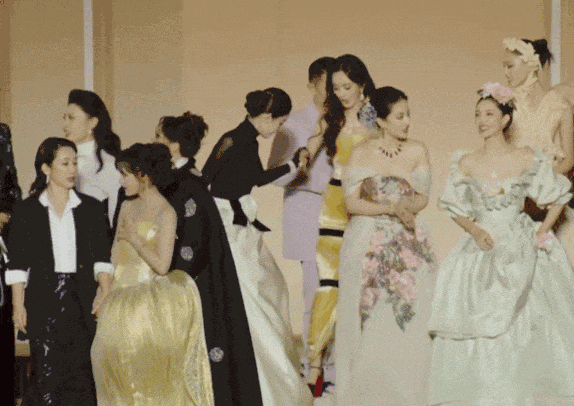 Chung Sở Hy không nhường vị trí