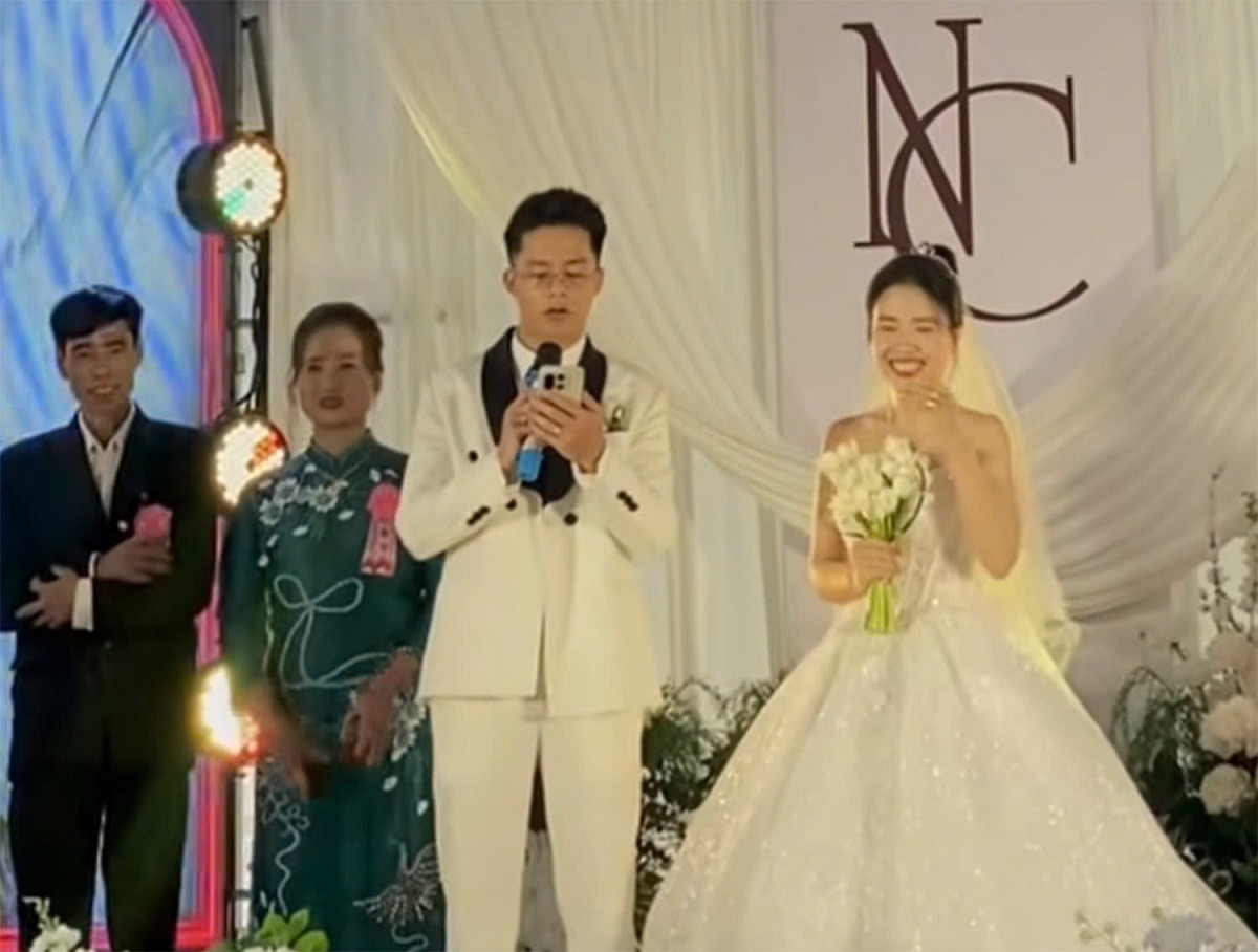 Cô dâu bật cười trước màn phát biểu của chú rể người Trung Quốc.