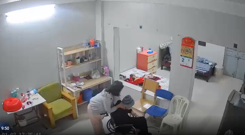 Cụ bà 82 tuổi ở Hà Nội bị giúp việc bạo hành