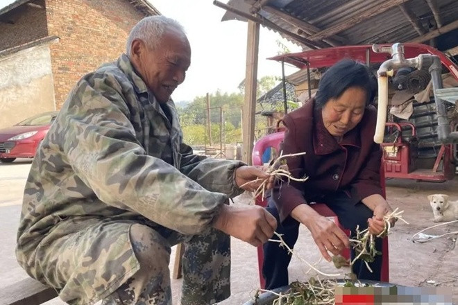 Cụ ông tỏ tình trong tiệc mừng thọ 80 tuổi