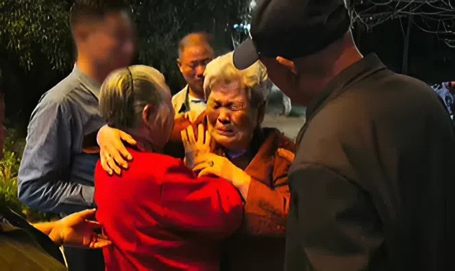 Cuộc gặp gỡ người thân đầy xúc động của cụ bà 80 tuổi