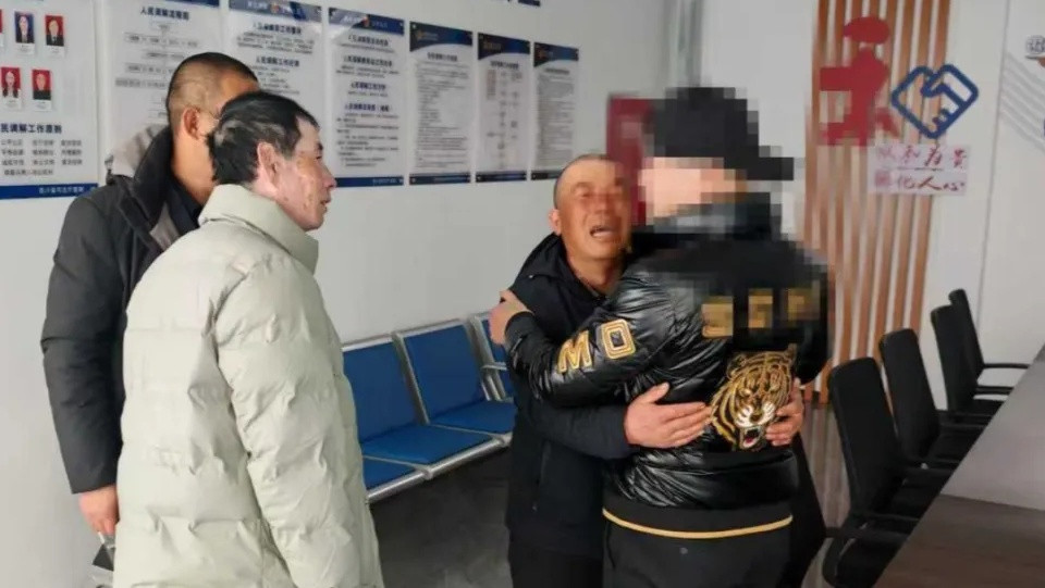 Cuộc hội ngộ đầy xúc động sau hơn 20 năm xa cách