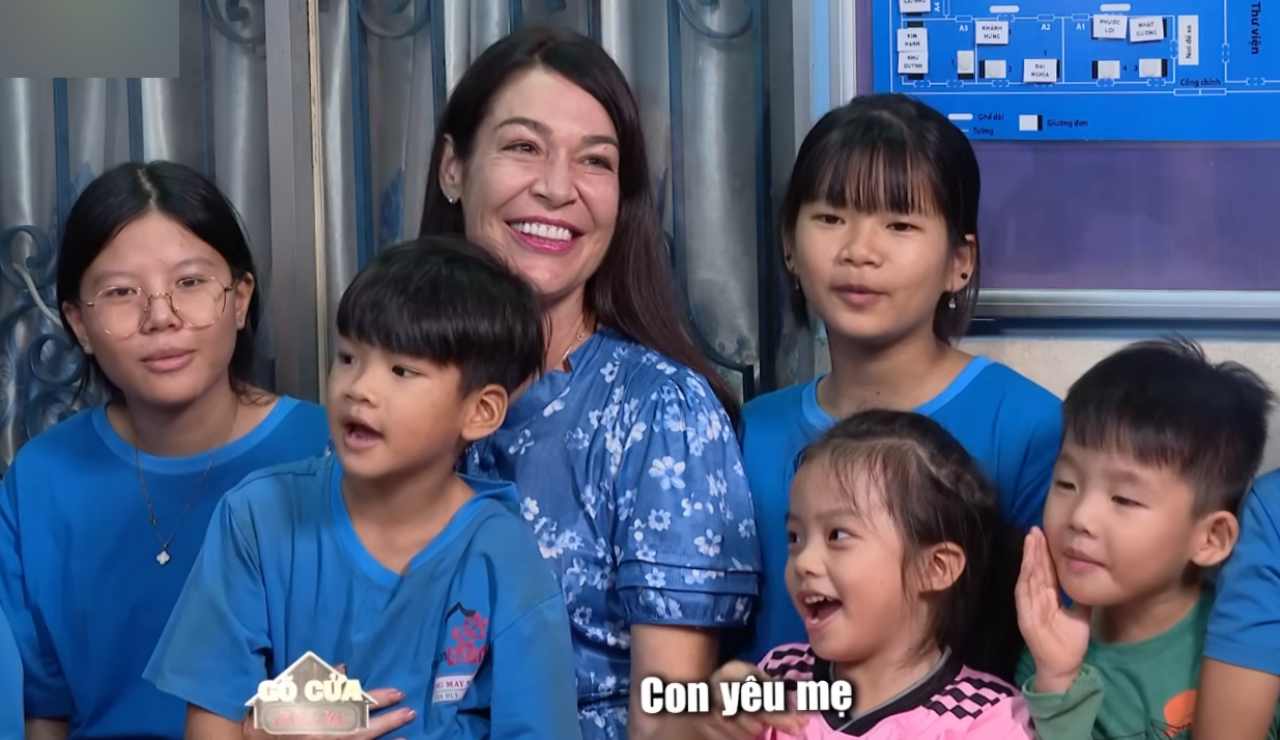 Dành trọn tình yêu cho đàn con nuôi