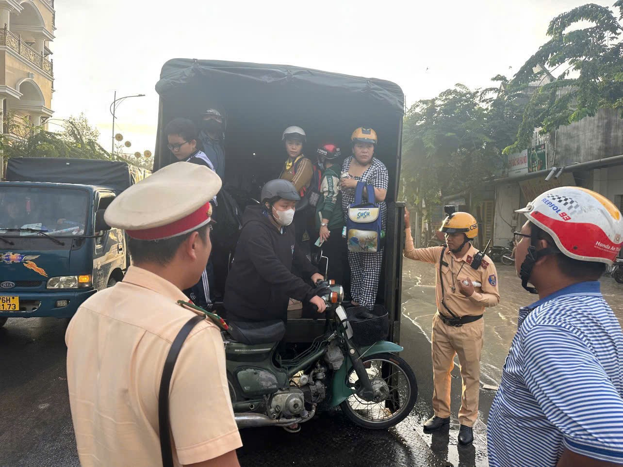 Diễn biến thời tiết phức tạp với mưa lớn kéo dài và triều cường ở TPHCM