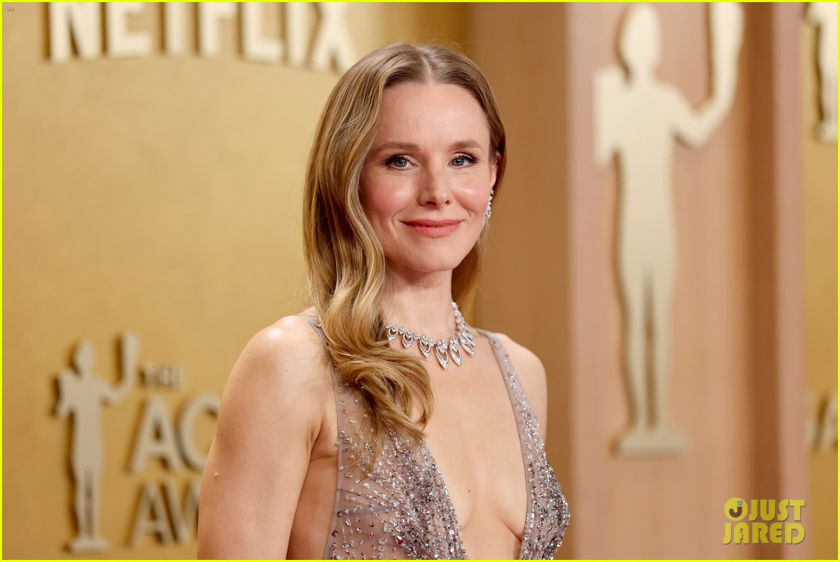 Diễn viên Kristen Bell gây sốc với gu thời trang mặc cũng như không