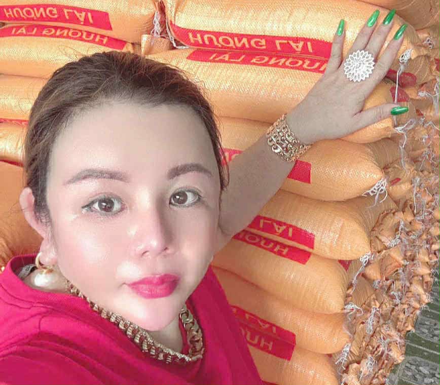 Doanh nhân Châu Mai Thảo phát quà cho bà con nghèo ở xã Hòa Tú