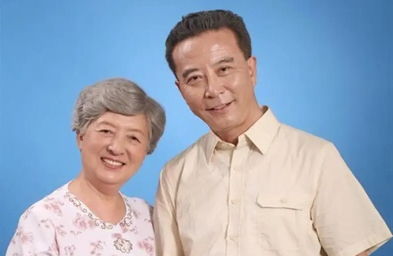 Dù ly hôn, cặp đôi vẫn sống chung nhà, âm thầm ở bên cạnh nhau