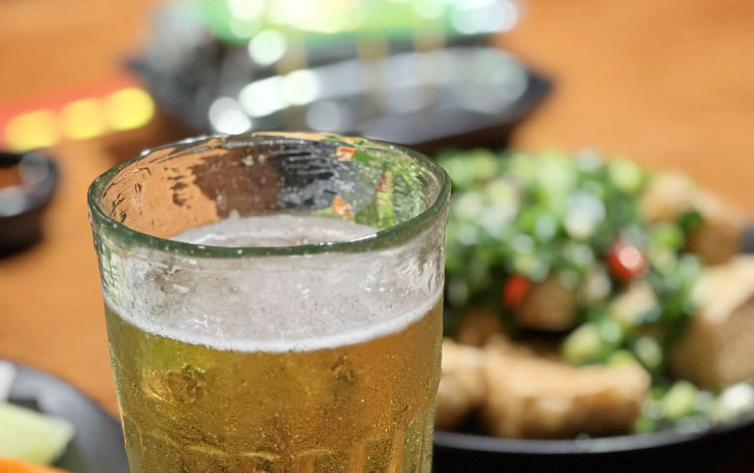 Dùng nhiều rượu bia, đồ ăn dầu mỡ vào buổi tối không tốt cho gan