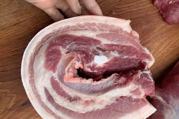 Dùng sản phẩm từ thịt lợn chưa nấu chín kỹ