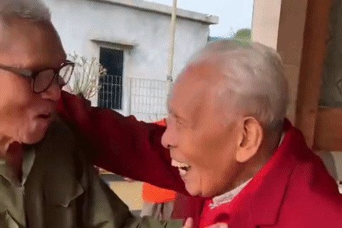 Em trai 95 tuổi hội ngộ anh 103 tuổi gây xúc động