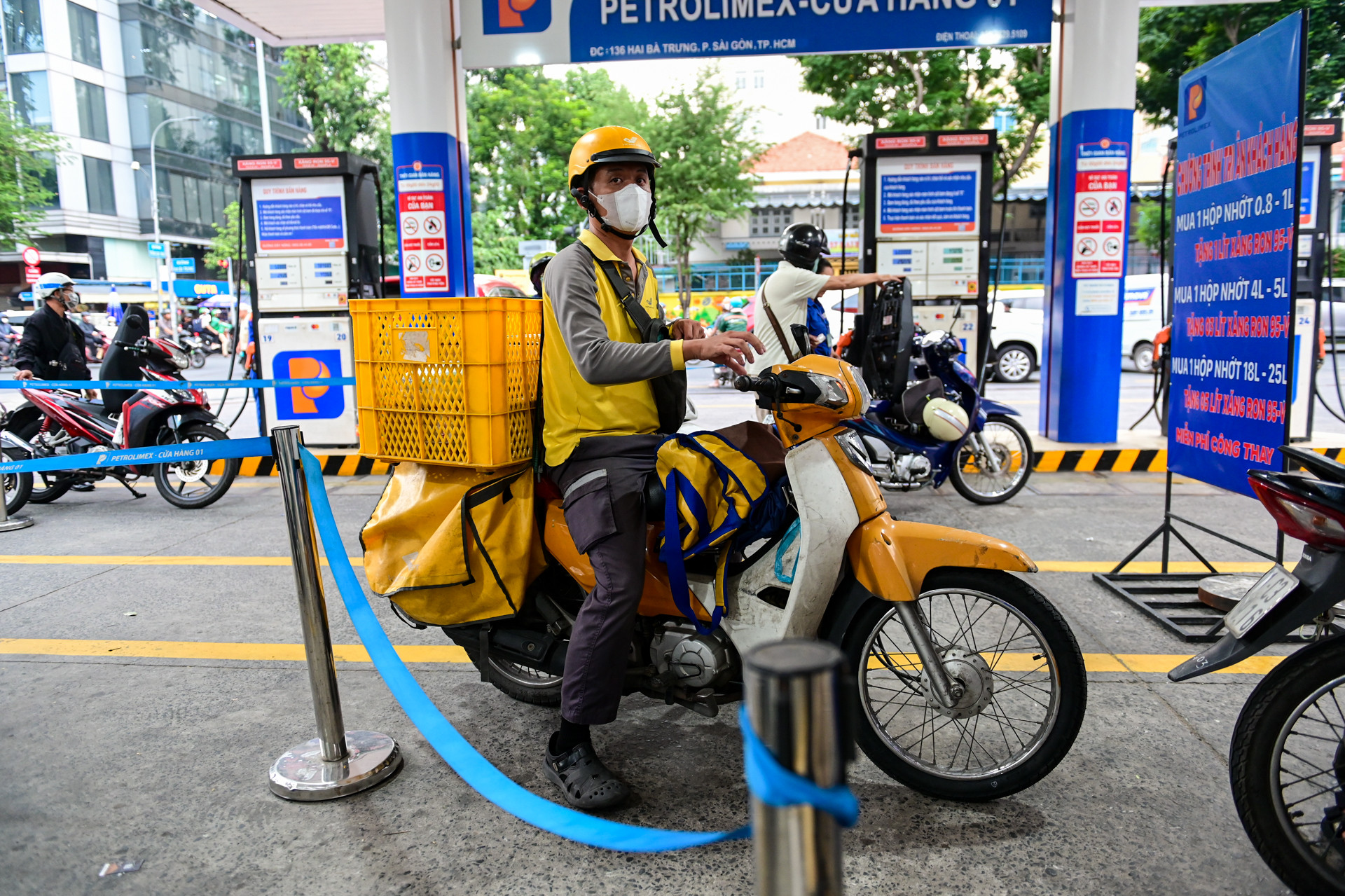 Giá xăng dầu giảm tiếp