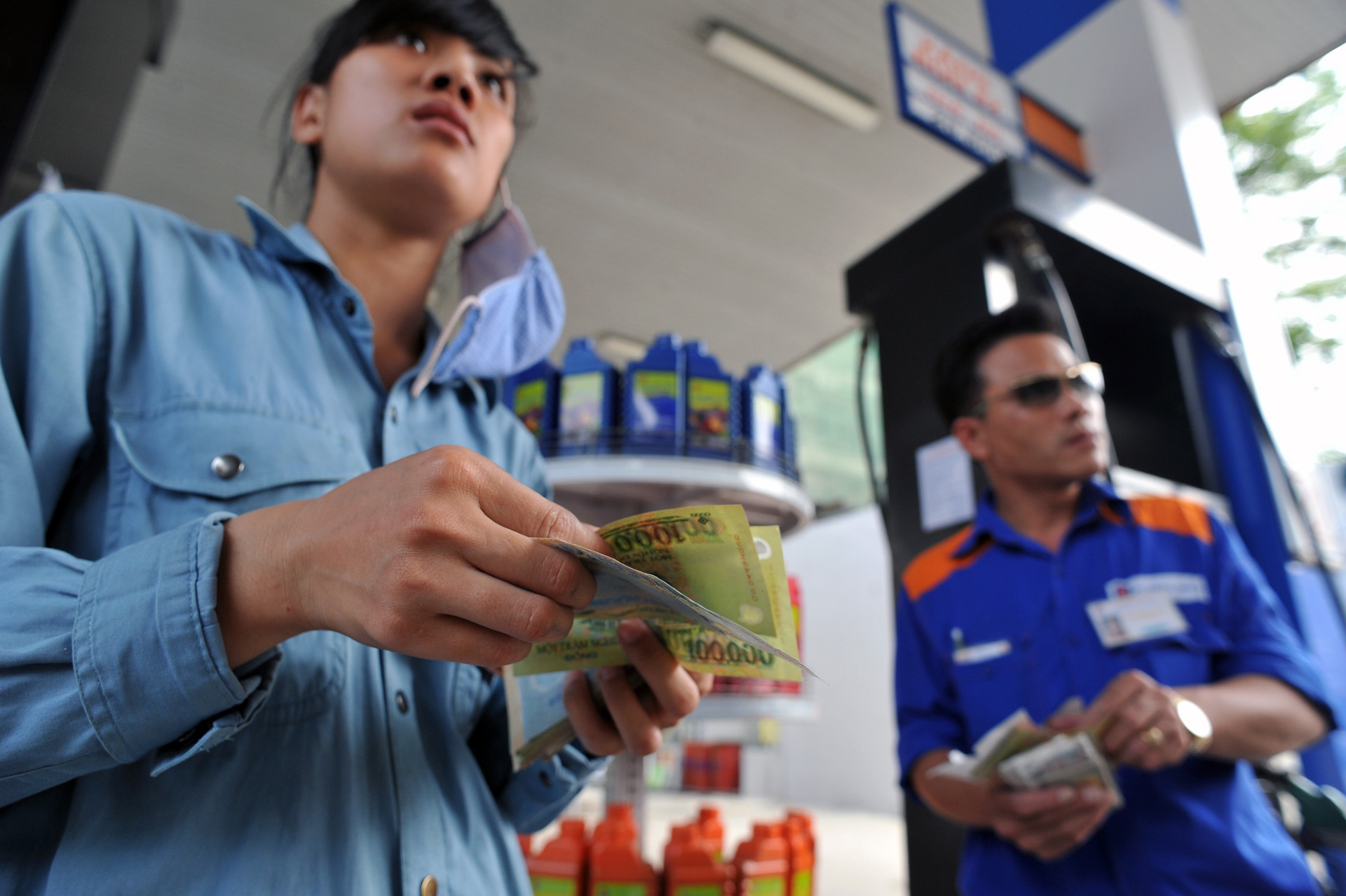 Giá xăng dầu lên gần 19.000 đồng/lít