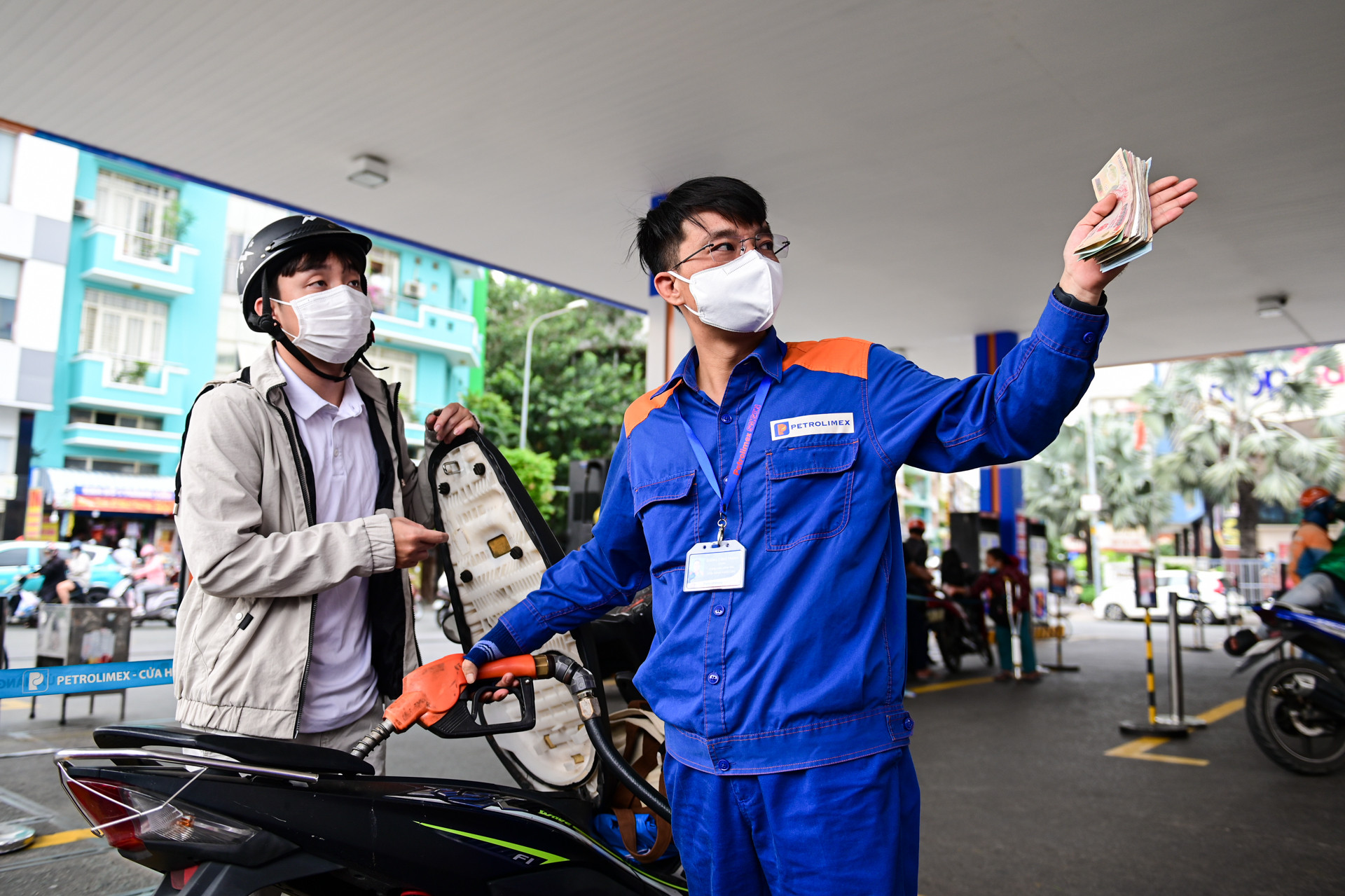 Giá xăng dầu thế giới tăng mạnh