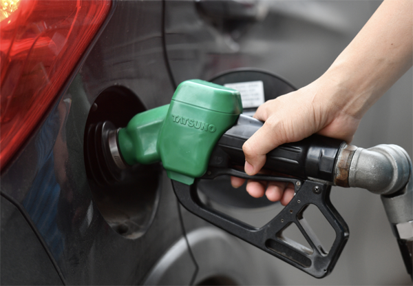 Giá xăng dầu thế giới tăng nhanh, trong nước thấp