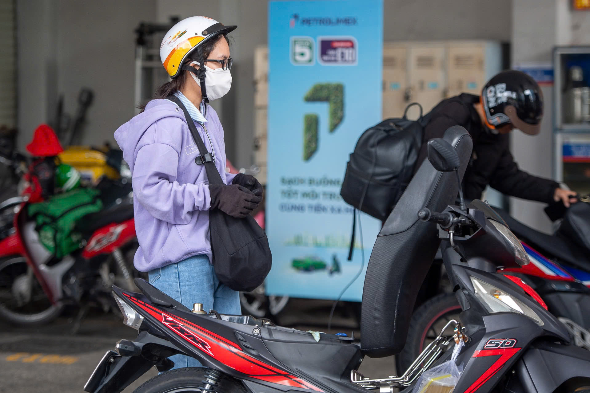 Giá xăng dầu tiếp tục đi xuống.