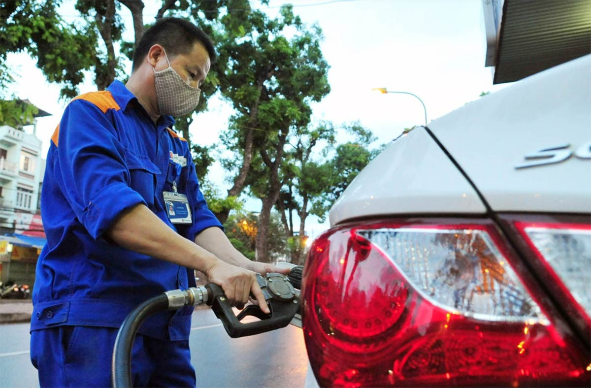 Giá xăng dầu trong nước hạ nhanh