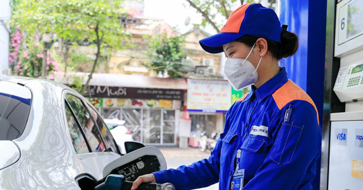 Giá xăng giảm hơn 1.000 đồng/lít