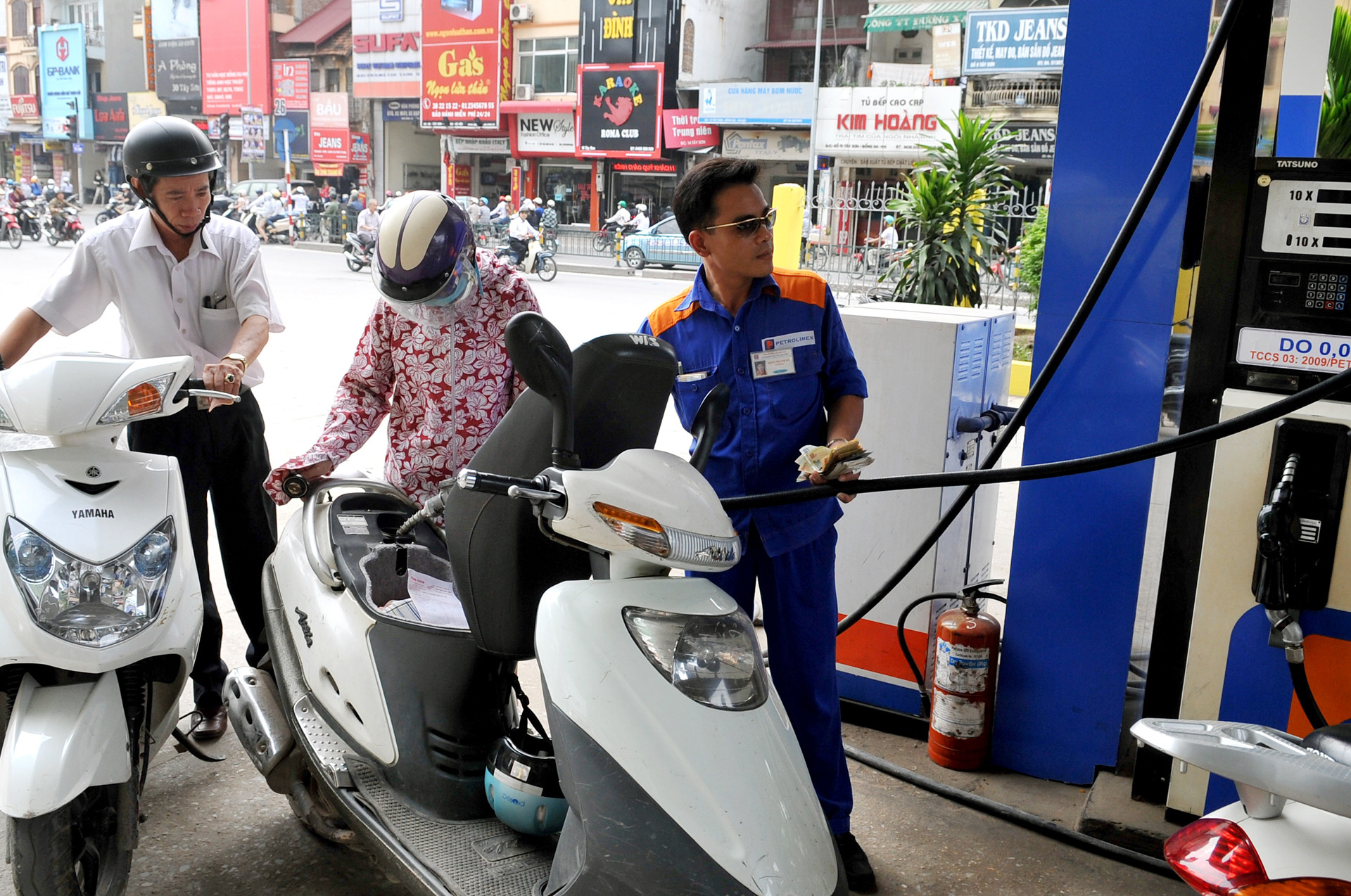 Giá xăng đảo chiều tăng