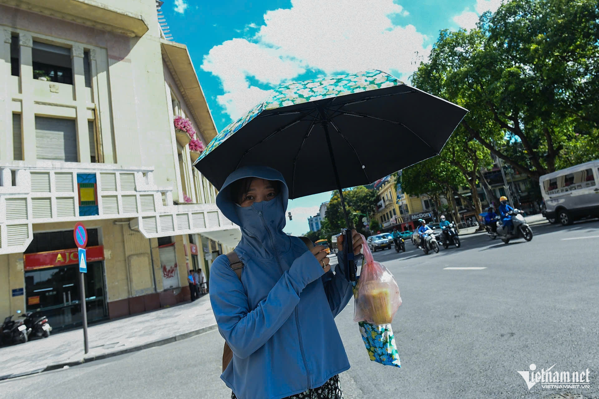 Hà Nội đang hứng chịu đợt nắng nóng mạnh nhất từ đầu mùa