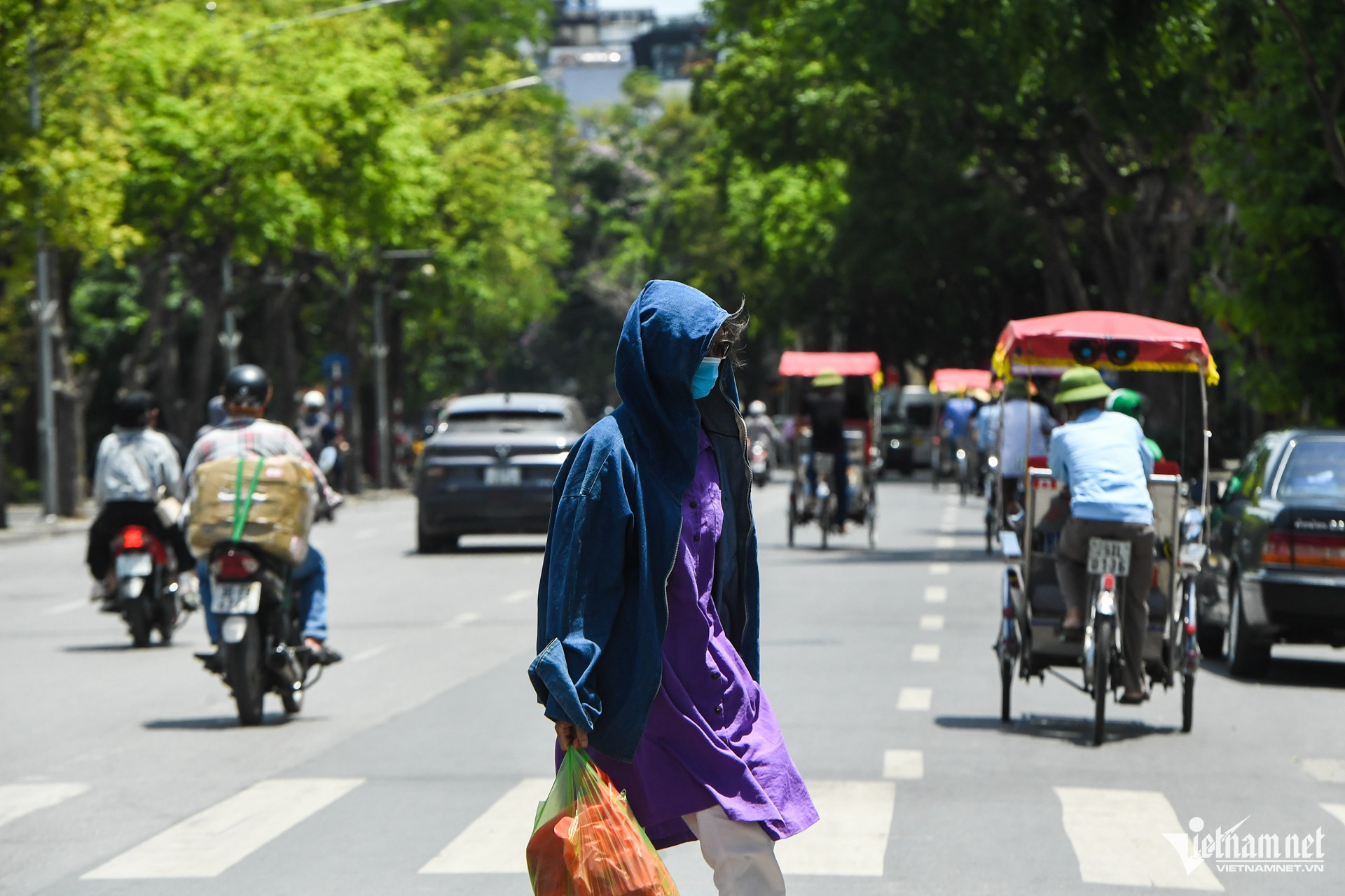 Hà Nội đang trải qua những ngày nắng nóng cực đoan.