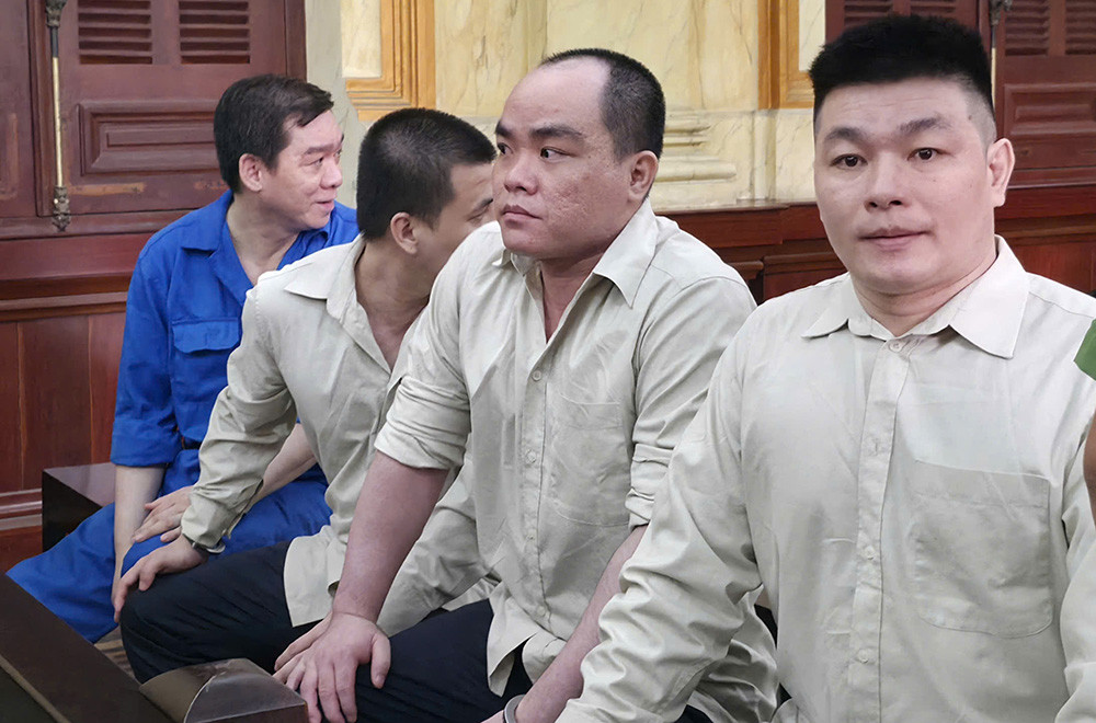 Hai giám đốc ngân hàng cầu cứu cảnh sát