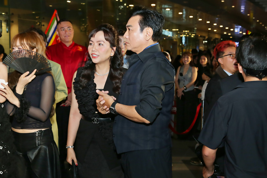 Hoàng Phúc tình tứ đi xem phim cùng bà xã Uyên Phương dịp cuối năm