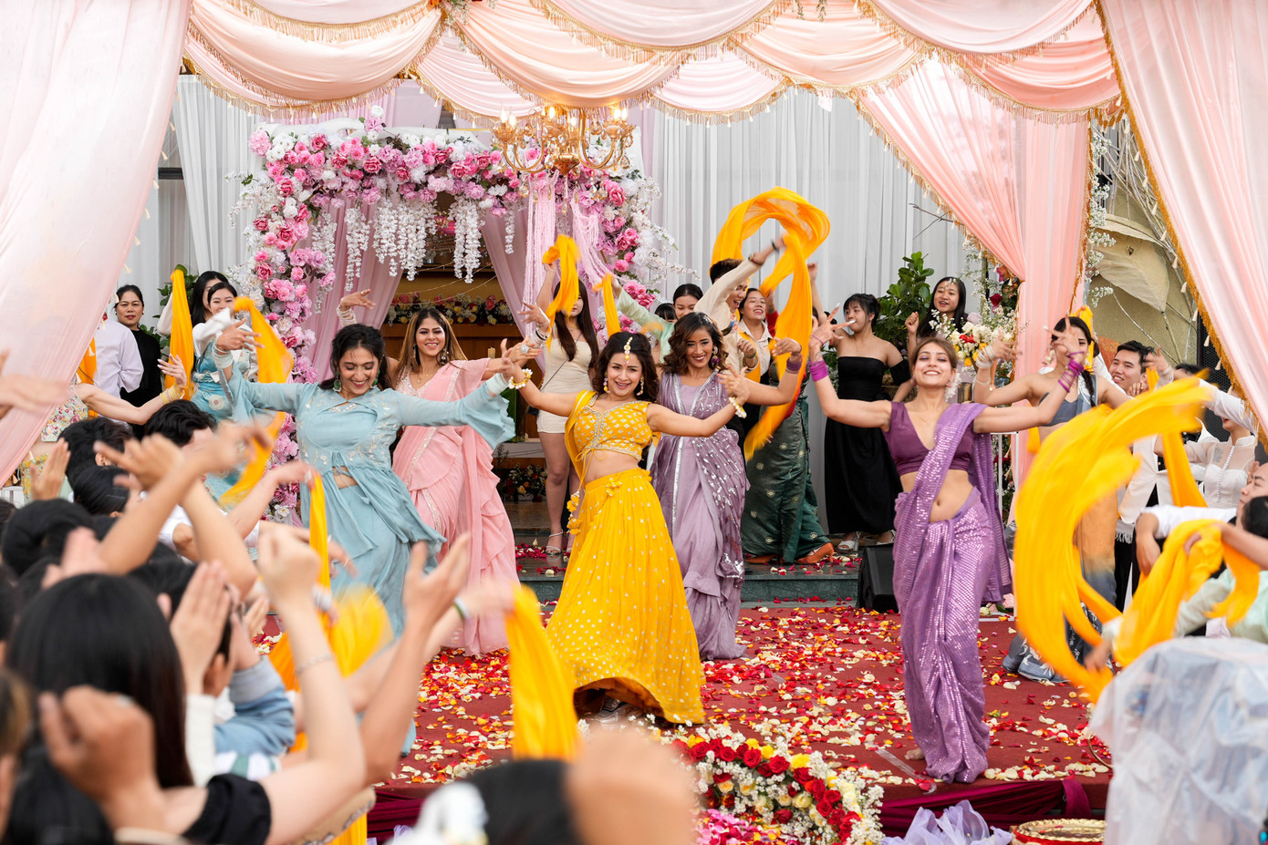 Hôn lễ trong phim Vạn dặm yêu em kéo dài 7 ngày 7 đêm