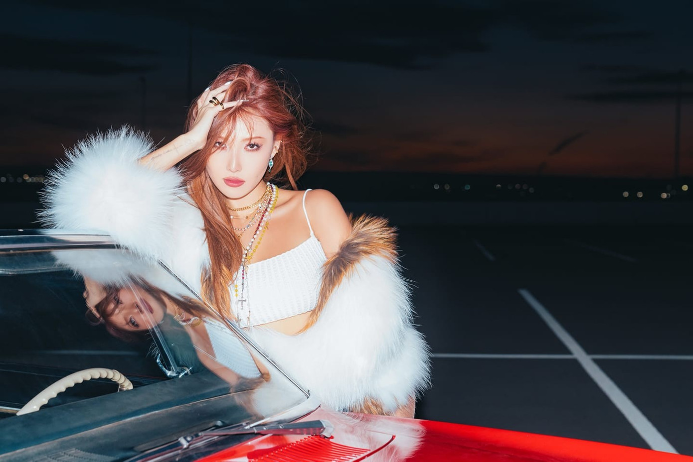 Hwasa kiên định với gu thời trang gợi cảm.