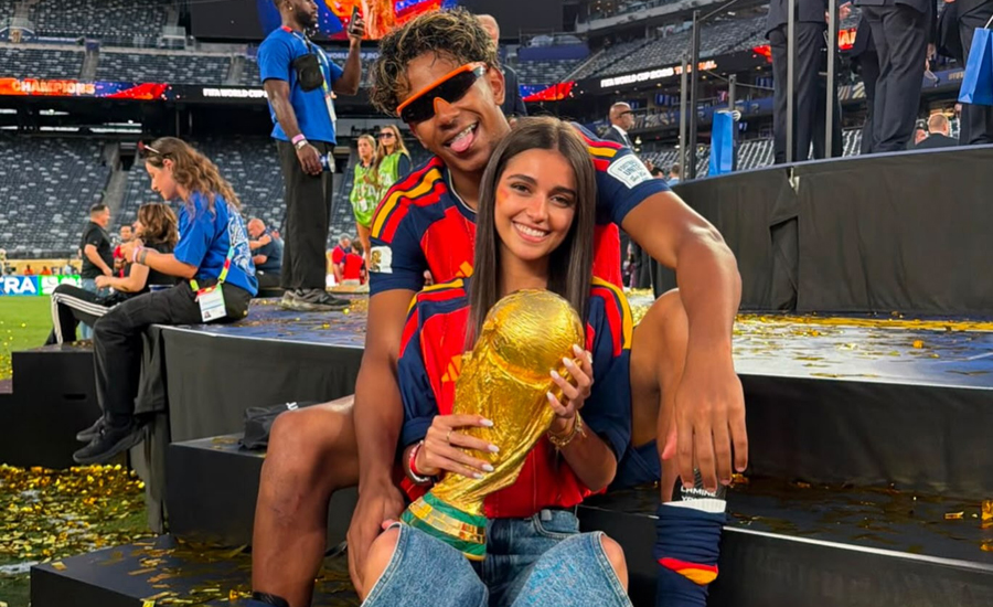 Ines Garcia ôm chiếc cúp dành cho nhà vô địch World Cup 2026