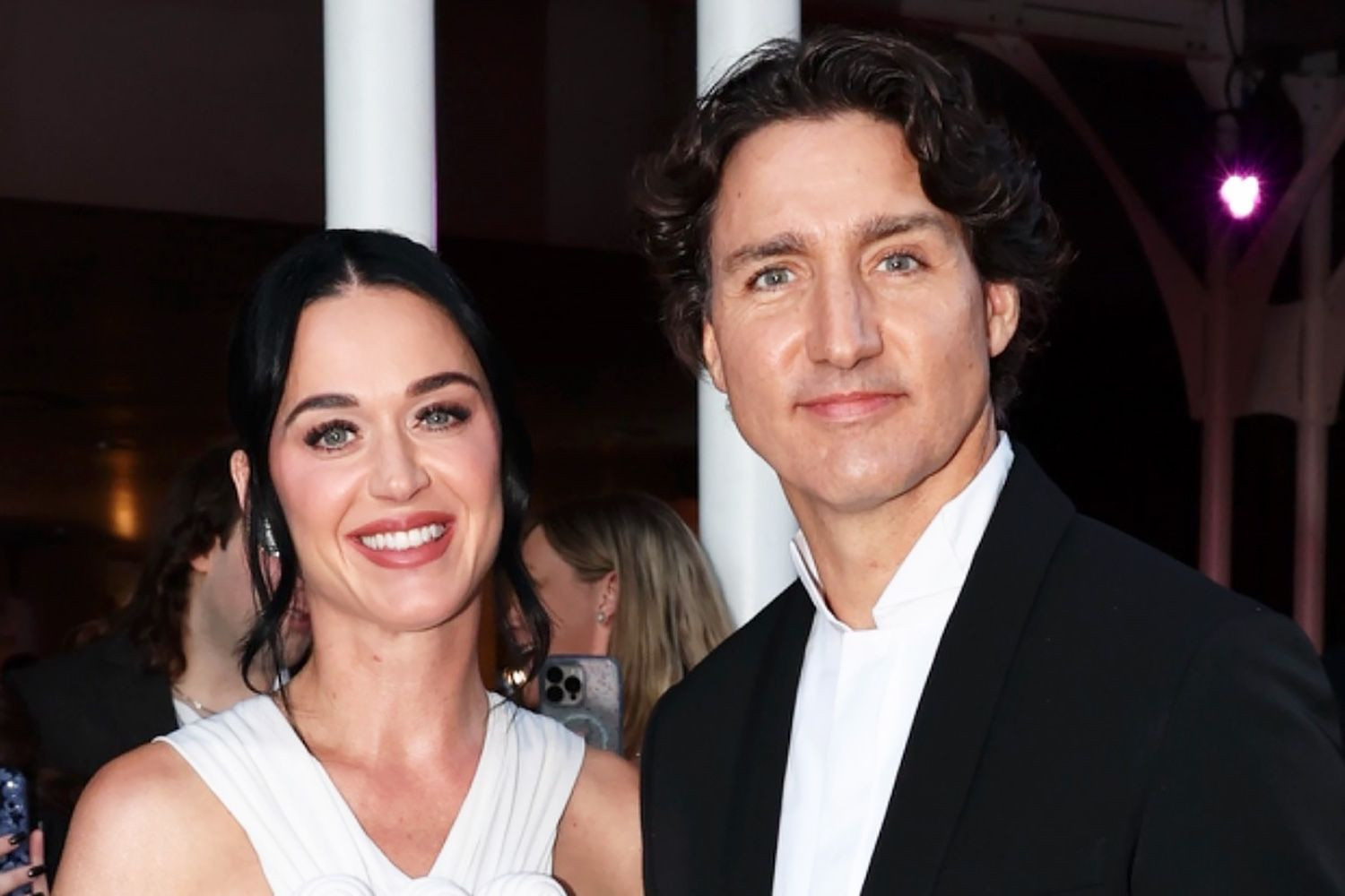 Katy Perry lần đầu tiết lộ về tình yêu cựu Thủ tướng Canada.