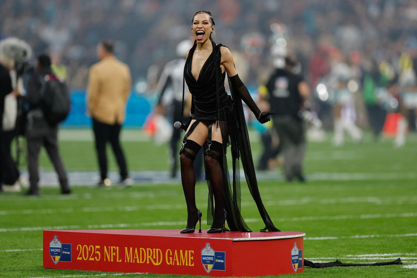 Khán giả phẫn nộ vì trang phục thiếu trang trọng của Karina.