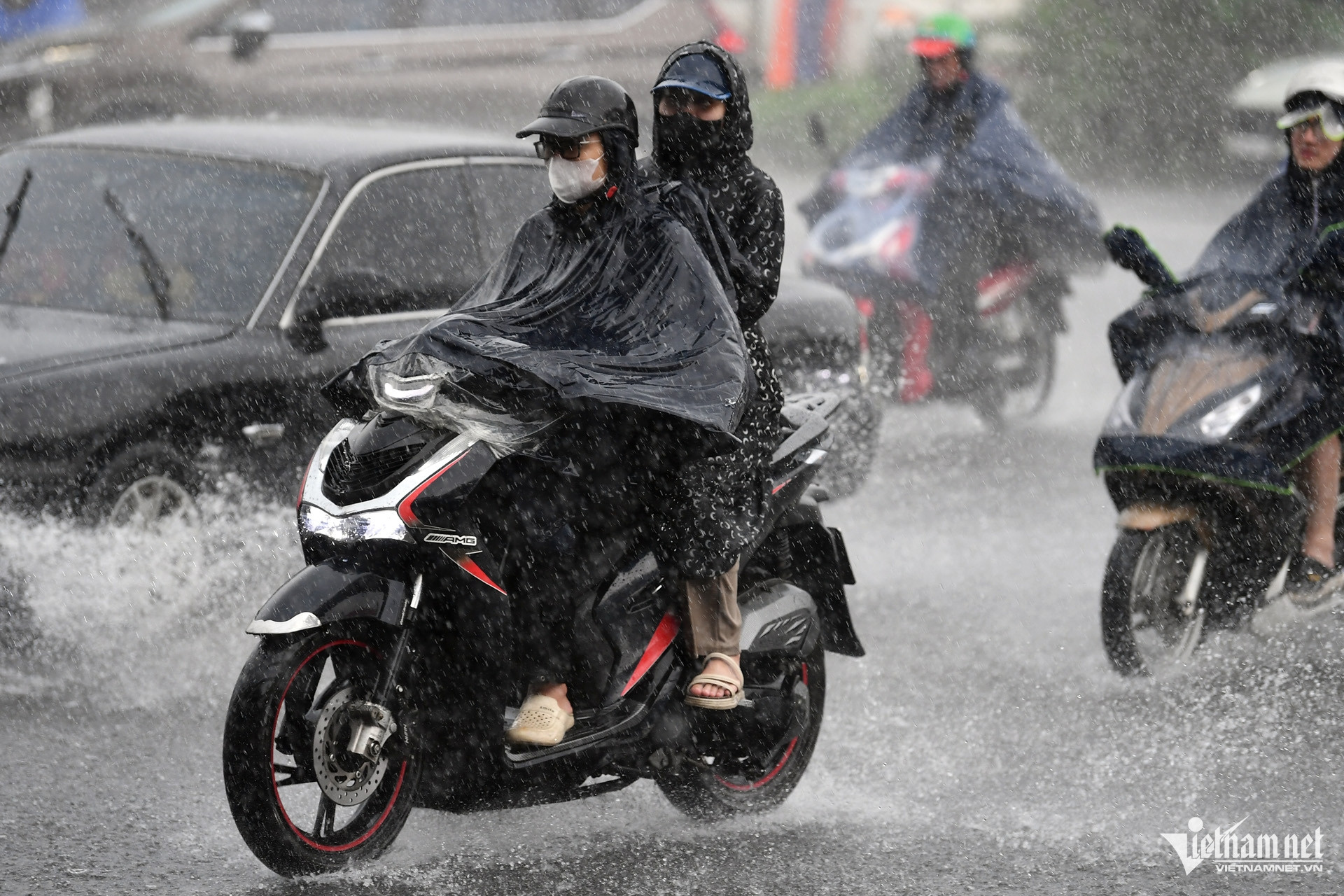 Không khí lạnh gây mưa giông mạnh ở miền Bắc và Trung Bộ