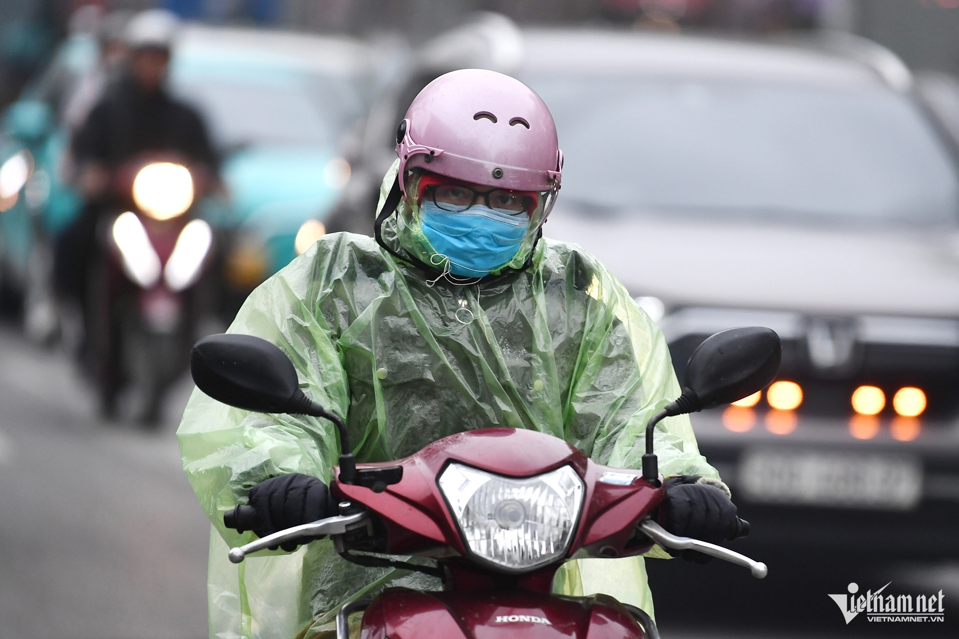 Không khí lạnh mạnh tràn về, miền Bắc mưa rét buốt.