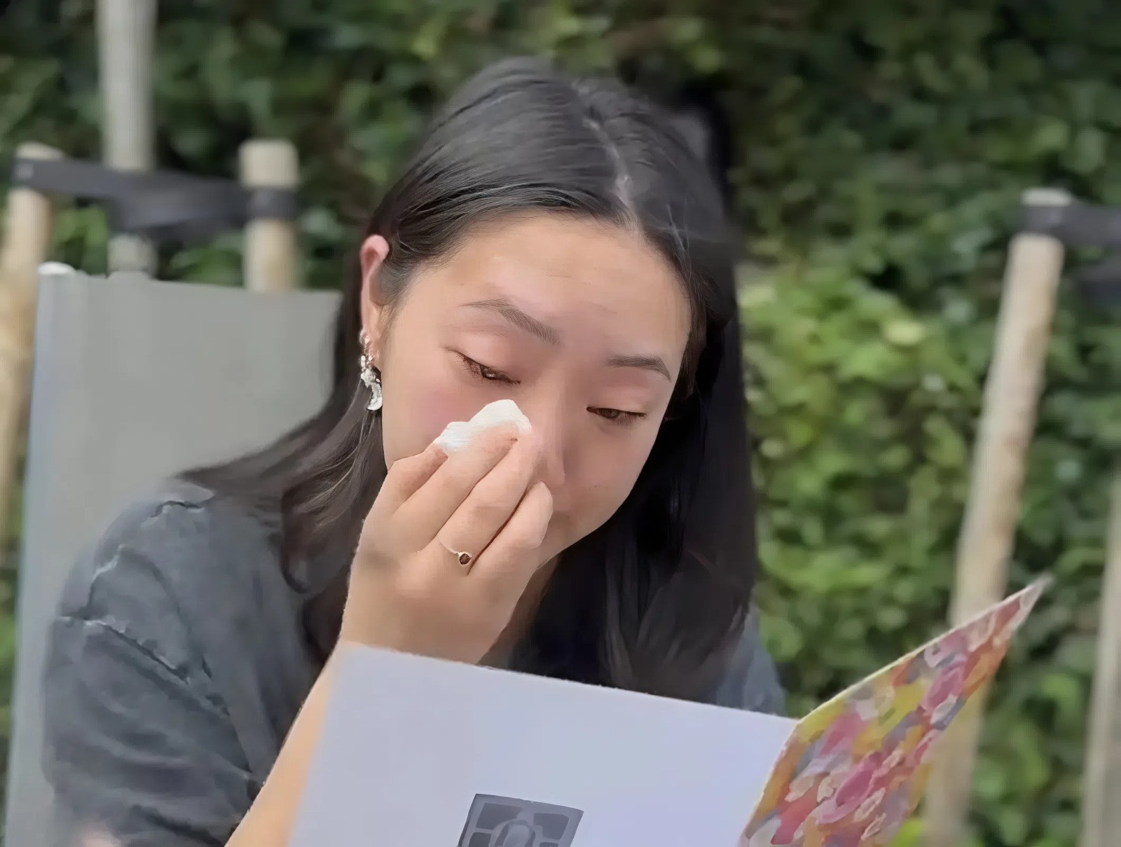 Không kìm được nước mắt khi nhìn thấy ảnh người thân